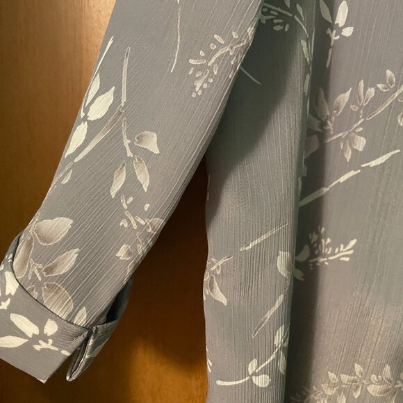 Light Blue 2 piece blazer and skirt with leaf vine design, crinkled material - Picture 5 of 10